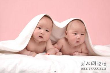 双胞胎女宝宝图片,共享甜蜜时光